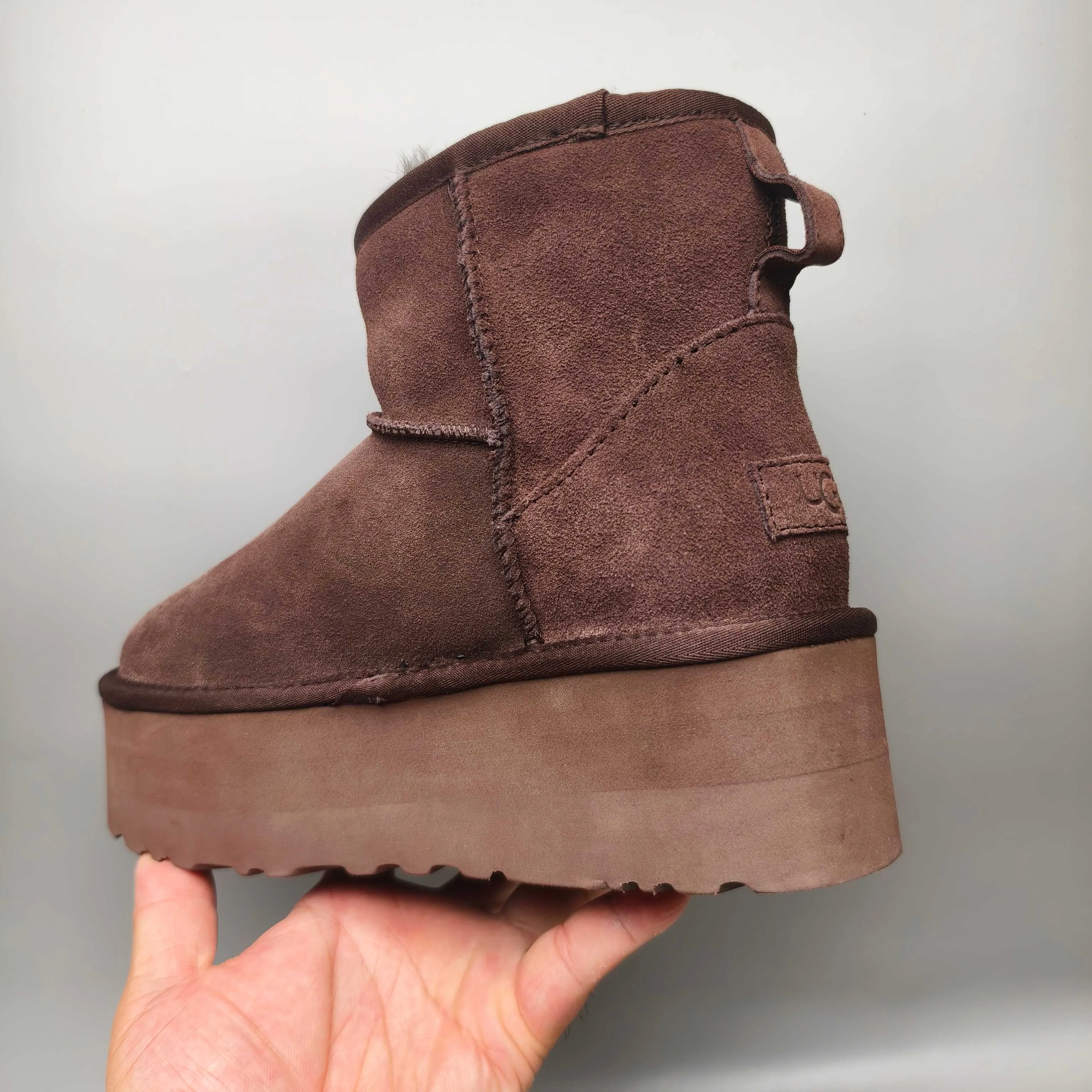 💰520 UGG sheepskin all-in-one snow boots. The official website synchronizes the new autumn and winter women's classic mini (thick sole) short snow boots 1134991, three-layer combination thick sole 5 cm, lightweight and non-slip, suede upper, 17 mm real wool lining, comfortable and casual, simple and fashionable! Color: Maroon Black Military Green Chocolate Size: 35-41